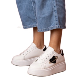 Weiße Turnschuhe mit schwarzem Herzen und Zirkonstiften
