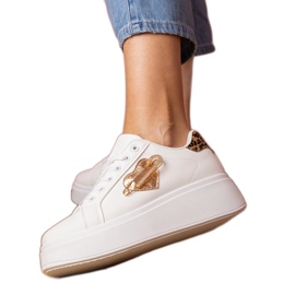 Weiße Turnschuhe mit Zirkonstiften und einer Leopardenzusatz