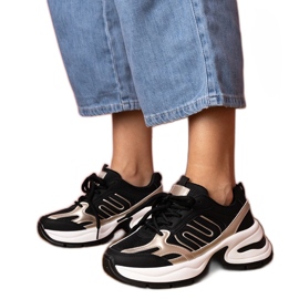 Schwarze Sport -Turnschuhe auf einer massiven Sohle
