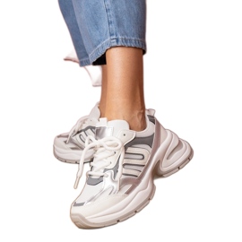 Weiße Sport-Sneaker mit massiver Sohle