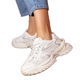 Weiße Sport -Turnschuhe auf einer stilvollen Sohle