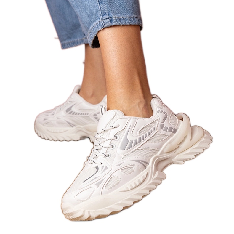 Weiße Sport -Turnschuhe auf einer stilvollen Sohle