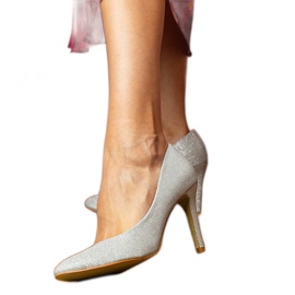 Silberpumpen auf einem Brokatabgang