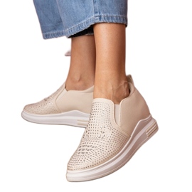 Beige Frauen -Sneaker mit Zirkonen auf einem versteckten Keil