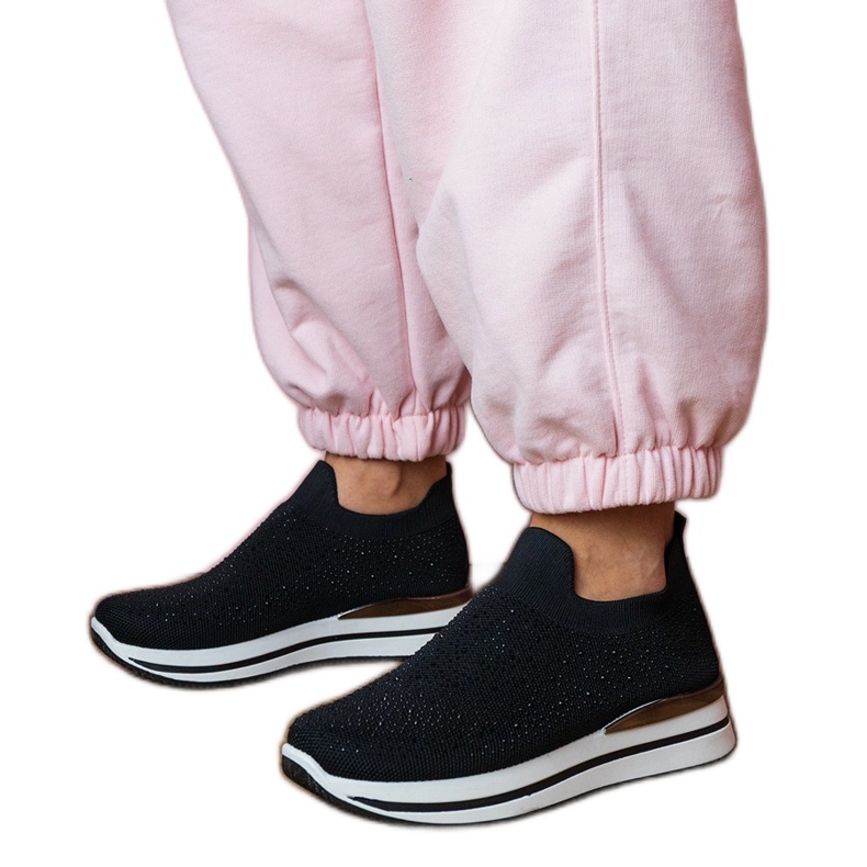 Schwarze Frauen -Turnschuhe auf der Plattform mit Zirkonen