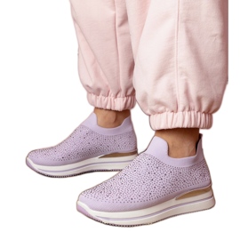 Lila Frauen -Turnschuhe auf der Plattform mit Zirkonen