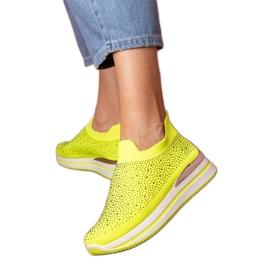 Gelbe Neon -Turnschuhe auf der Plattform mit Zirkonen