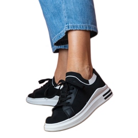 Schwarze Frauen -Turnschuhe auf der Plattform mit Schnürsenkel