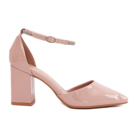 Lackierte Pumpen mit spitzen Zehen auf dem Post -Beige