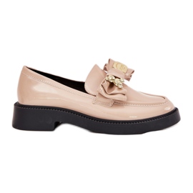 Lackierter Slipper mit Bogen und dekorativen beige Brosche