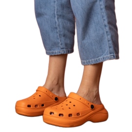 Orange gebaute Flip -Flops auf der Plattform