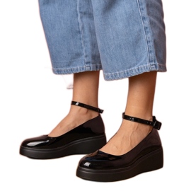 Schwarze Schuhe, die auf der Plattform lackiert sind