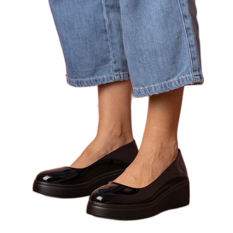 Schwarze Schuhe, die auf der Plattform lackiert sind