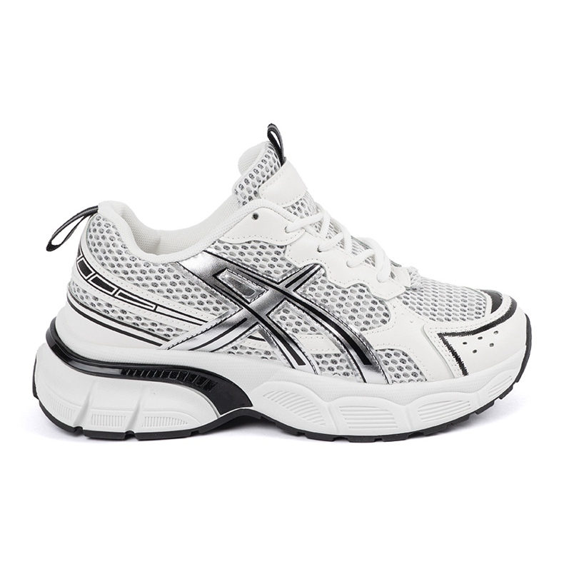 Sportowe weiß und weiße Turnschuhe mit Netz