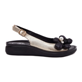 Jezzi Frauensandalen mit einer dekorativen goldenen Blume