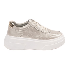 Goldene Turnschuhe auf der Sergio Leone Lederplattform