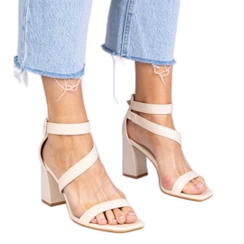 Beige Sandalen auf dem Pfosten mit einer Schnalle