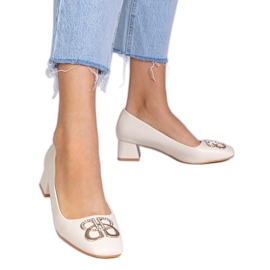 Beige niedrige Pumpen mit Zirkonen