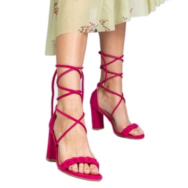 Rosa Sandalen am Pfosten gebunden