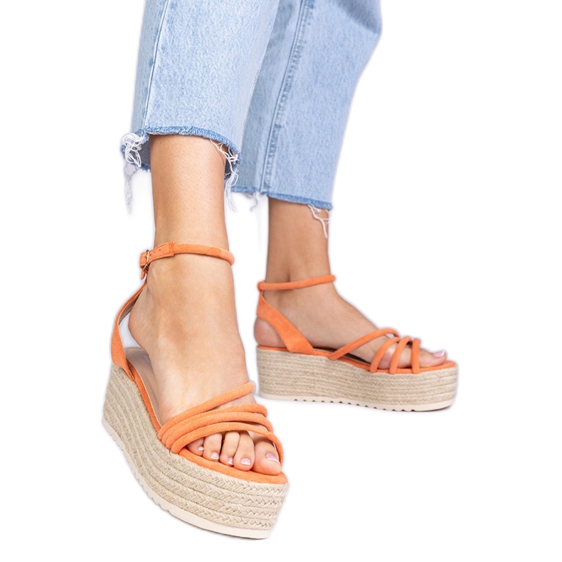 Orange Espadrilles auf der Plattform