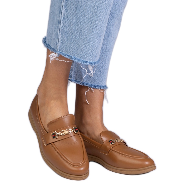 Dunkelbraune Slipper mit einer goldenen Dekoration