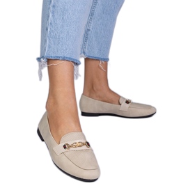 Beige -Slipper mit einem matten Finish mit einer goldenen Dekoration