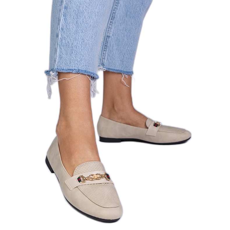 Beige -Slipper mit einem matten Finish mit einer goldenen Dekoration