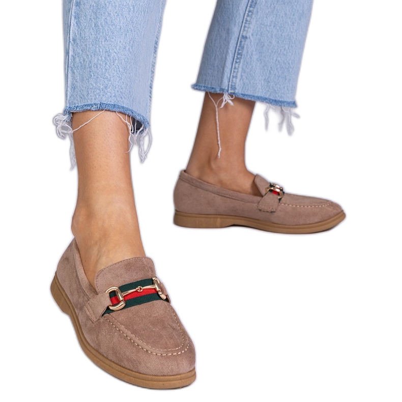 Braunen Slipper aus Ekozamsz mit einer goldenen Dekoration