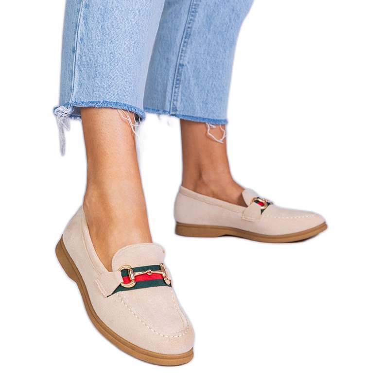 Beige -Slipper aus Ekozamsz mit einer goldenen Dekoration