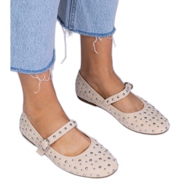 Beige Ballerinas mit Stollen und Schnallen