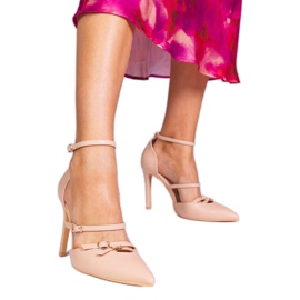 Beige pumpt auf einer Hochs