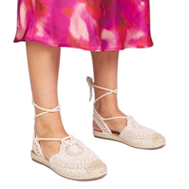 Flach -getötete Espadrilles Beige Sandalen