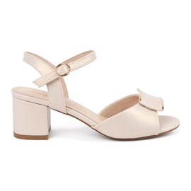 Sergio Leone Sandalen auf der Säule von Frauen mit einer offenen leuchtenden Bettelnferse beige