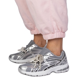 Silber -Turnschuhe mit abnehmbaren Dekorationen
