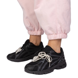 Schwarze Turnschuhe mit abnehmbaren Dekorationen