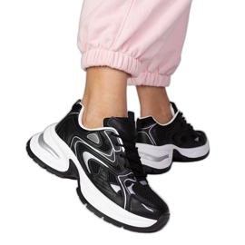 Schwarze Sport -Turnschuhe auf einer dicken Sohle