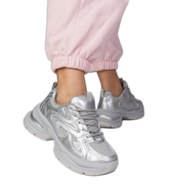 Silbersport -Turnschuhe auf einer dicken Sohle silber-