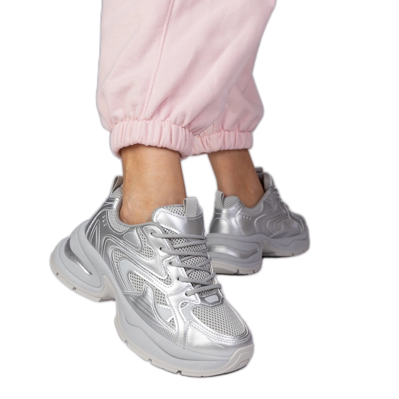 Silbersport -Turnschuhe auf einer dicken Sohle silber-