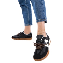 Schwarze Turnschuhe mit farbenfrohen Schnürsenkel