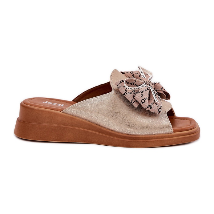 Jezzi Frauenkeile am Keil mit einem Goldenen Bug