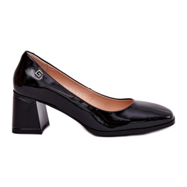 Lederlackierte Frauenpumpen auf dem schwarzen Pfosten Vinceza 91130