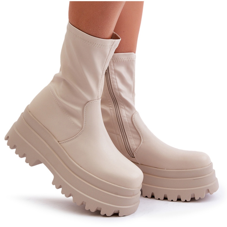 Hellbeige Stiefeletten auf massivem Plateau