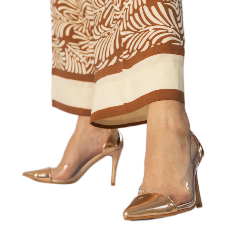 Klassische Champagnerpumpen mit einem transparenten Obermaterial golden