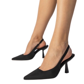 Schwarze Satinpumpen mit einer offenen Ferse