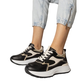 Schwarze Sport -Turnschuhe mit einem geflochtenen Einsatz