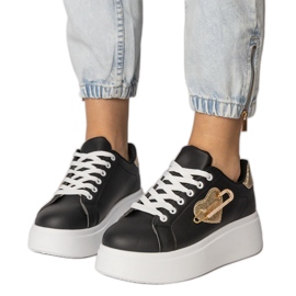 Schwarze Turnschuhe mit Herz und Sicherheitsnadel Lerisol