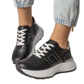 Schwarze Sport -Turnschuhe mit einem silbernen Einsatz