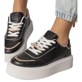 Schwarze Turnschuhe mit Glitzer und Zirkonen dekoriert