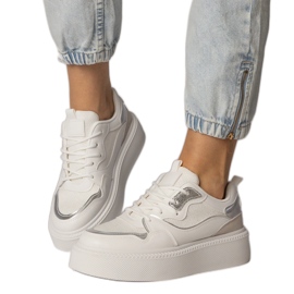 Weiße Turnschuhe mit einem Materialeinsatz
