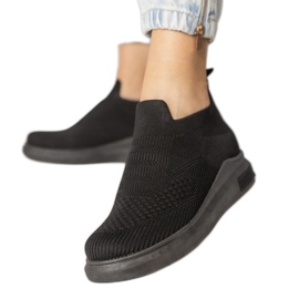 Schwarze Socken -Turnschuhe eingefügt